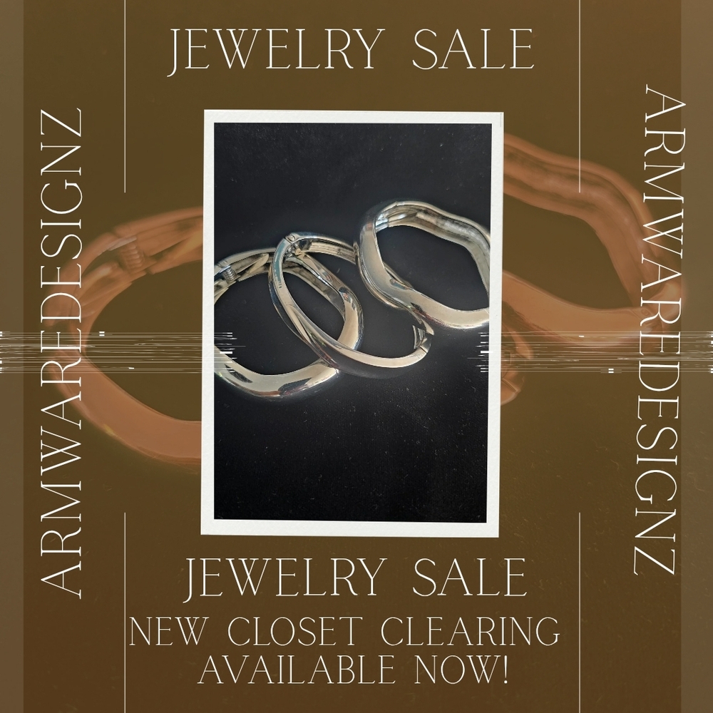 NEW CLOSET SALE ... 💫This 3 Silver Bangle Set